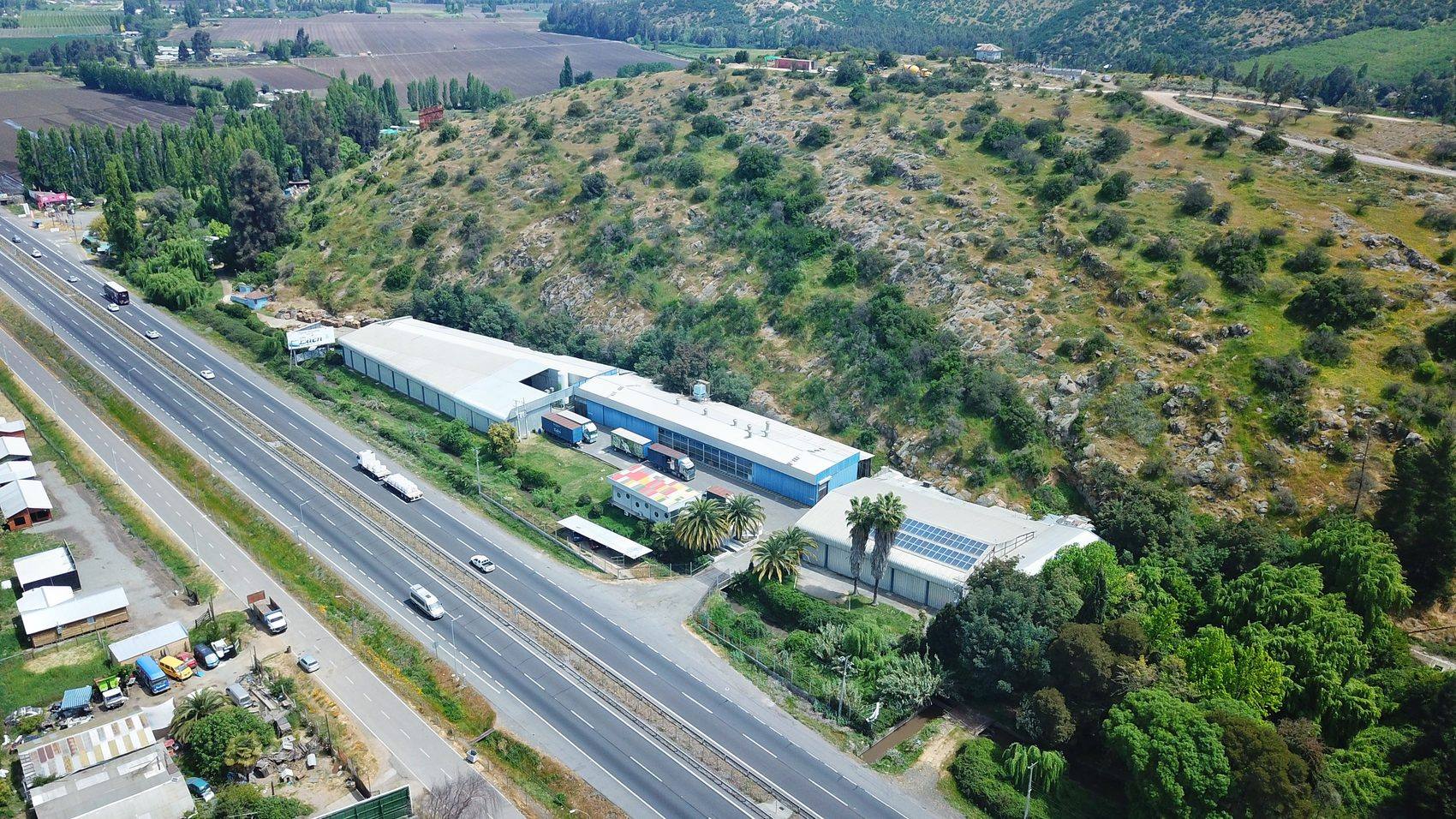 Vista aérea de la planta embotelladora de Agua Mineral Edén junto a la Ruta 5 Sur, en la comuna de Malloa
